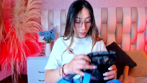 Snapshot of lizzi_hotman chatting on 10.25.25 LIZZI online show from 10.25.25