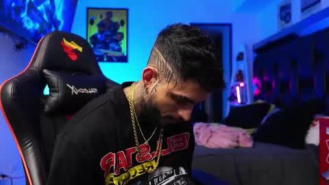 logan_hugh8 online show from 01.15.26