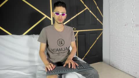 Snapshot of logan_rogers chatting on 10.09.25 Logan Rogers online show from 10.09.25