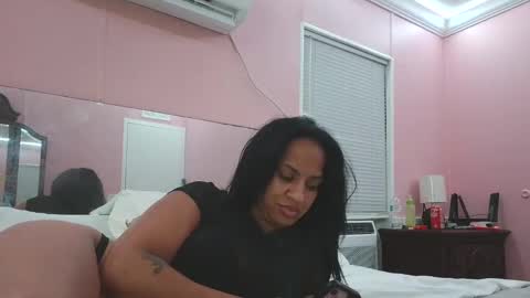 Snapshot of lola52990 chatting on 10.17.25 Lola online show from 10.17.25