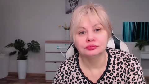 Snapshot of lola_anderson chatting on 10.21.25 Lola online show from 10.21.25