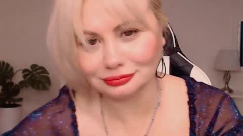 Snapshot of lola_anderson chatting on 10.24.25 Lola online show from 10.24.25
