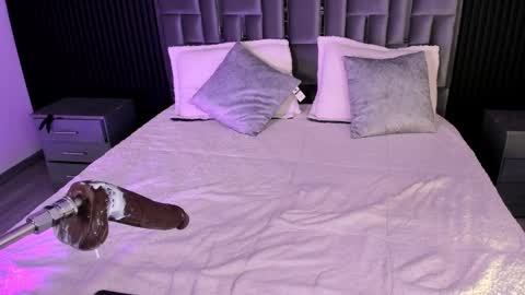 Lola Angel online show from 11.30.25