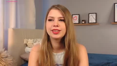 Snapshot of lollastich__ chatting on 11.15.25 Lola online show from 11.15.25