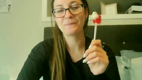 Snapshot of longhairbeautyxoxo chatting on 12.20.24 Wima online show from 12.20.24