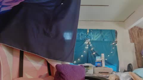 Snapshot of lononcashmere69 chatting on 12.19.24 Londoncashmere69 online show from 12.19.24