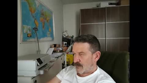 Snapshot of lookercgn chatting on 12.24.24 lookercgn online show from 12.24.24