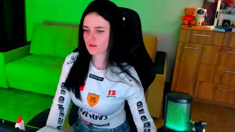 Lora Cain online show from 02.12.25