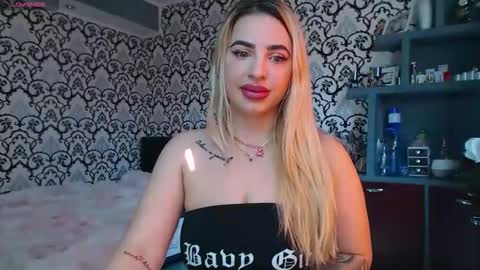 Queen LoraSinClare online show from 04.15.26