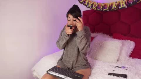 Snapshot of loreley_novoa chatting on 10.28.25 LORELI online show from 10.28.25