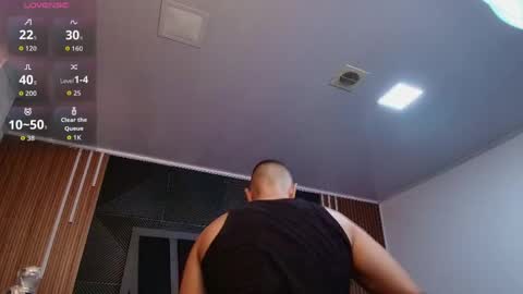 Snapshot of lorenzo_walker_ chatting on 04.21.26 L O R E N Z O Thumbs Up help online show from 04.21.26
