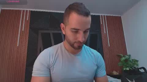Snapshot of lorenzo_walker_ chatting on 05.01.26 L O R E N Z O Thumbs Up help online show from 05.01.26