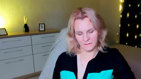 Snapshot of louisa_bay chatting on 12.06.24 Louisa online show from 12.06.24