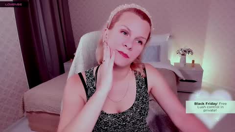 Snapshot of louisa_bay chatting on 12.08.24 Louisa online show from 12.08.24