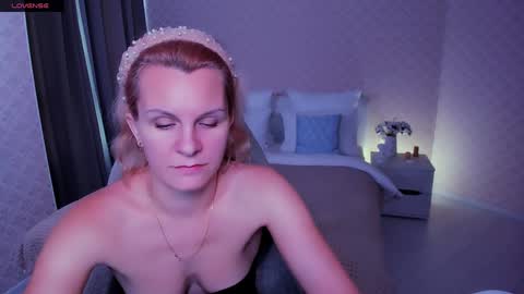 Snapshot of louisa_bay chatting on 12.12.24 Louisa online show from 12.12.24