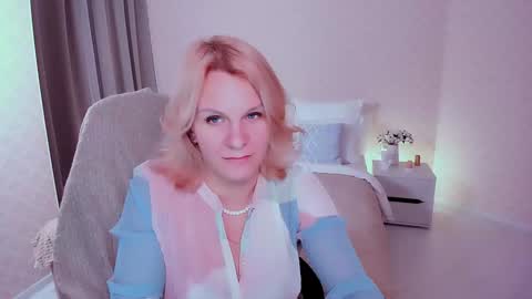 Snapshot of louisa_bay chatting on 12.14.24 Louisa online show from 12.14.24