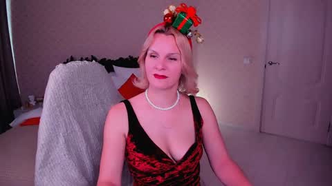Snapshot of louisa_bay chatting on 12.25.24 Louisa online show from 12.25.24