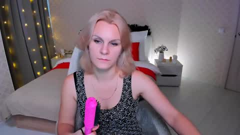 Snapshot of louisa_bay chatting on 12.30.24 Louisa online show from 12.30.24