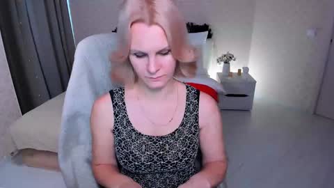 Snapshot of louisa_bay chatting on 12.30.24 Louisa online show from 12.30.24