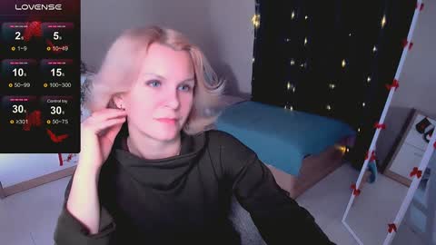 Snapshot of louisa_bay chatting on 01.10.25 Louisa online show from 01.10.25