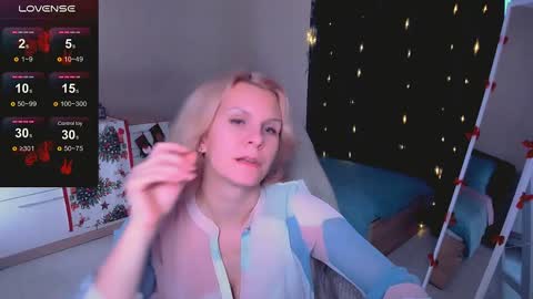 Snapshot of louisa_bay chatting on 01.10.25 Louisa online show from 01.10.25