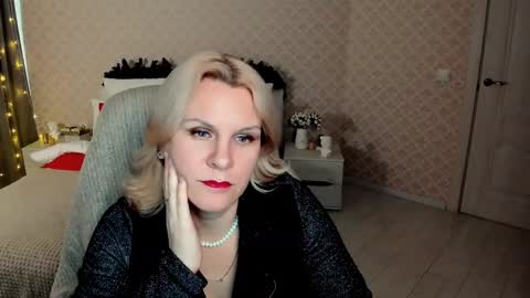 Snapshot of louisa_bay chatting on 01.15.25 Louisa online show from 01.15.25