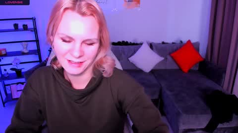 Snapshot of louisa_bay chatting on 01.17.25 Louisa online show from 01.17.25