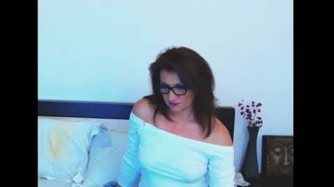 Snapshot of louisebella chatting on 05.25.26 louisebella online show from 05.25.26
