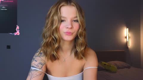 Snapshot of lovely_babyy chatting on 12.23.24 Jenny online show from 12.23.24