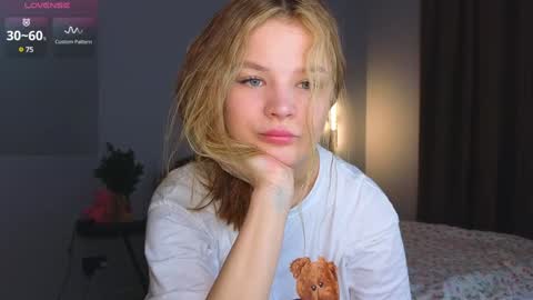 Snapshot of lovely_babyy chatting on 01.07.25 Jenny online show from 01.07.25