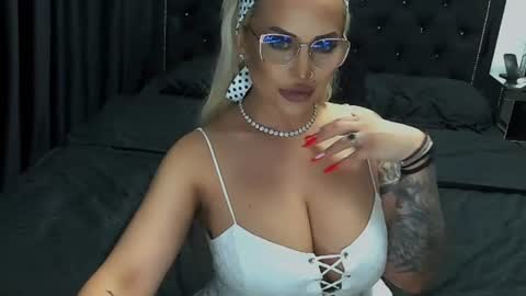 Snapshot of lovelyblondyxxx chatting on 06.18.26 PrAllinXXXa online show from 06.18.26