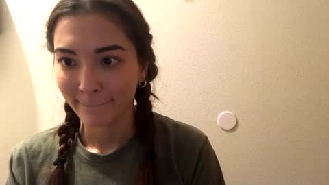 Queen Aria  online show from 12.17.24