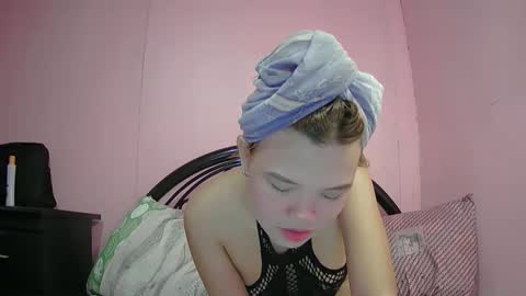 Snapshot of lovemae352295 chatting on 02.13.25 lovemae352295 online show from 02.13.25