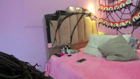 L O V E  online show from 10.19.25