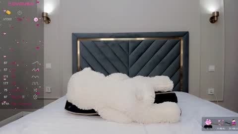 Snapshot of lu_mina chatting on 12.23.24 lu_mina online show from 12.23.24