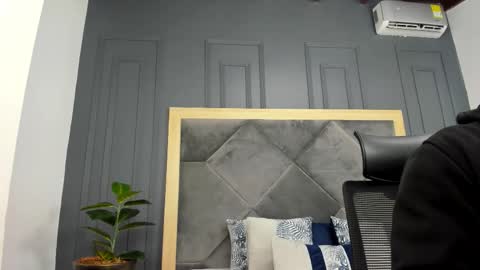 luca_morettii online show from 10.15.25