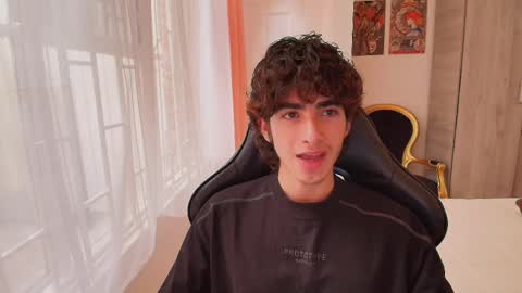 Snapshot of lucas_xo chatting on 10.16.25 lucas_xo online show from 10.16.25