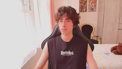 Snapshot of lucas_xo chatting on 10.20.25 lucas_xo online show from 10.20.25