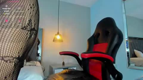 Snapshot of lucia_khan chatting on 06.11.26 L u c i a online show from 06.11.26