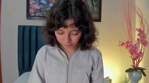 Snapshot of luciaferrero chatting on 10.01.25 LuciaFerrero online show from 10.01.25