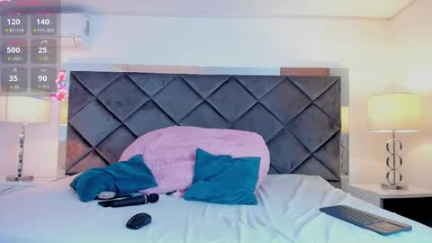 lucianamendozaa_ online show from 10.22.25