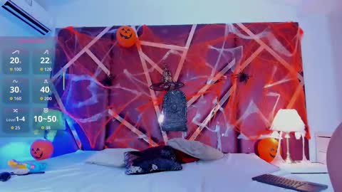 lucianamendozaa_ online show from 10.28.25