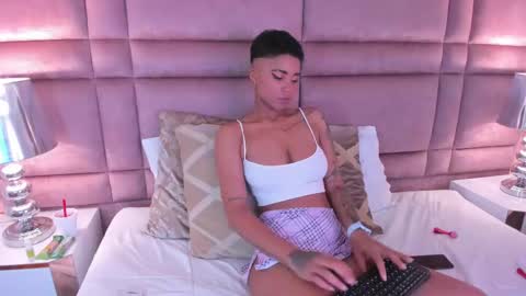 Snapshot of luciawallace chatting on 02.18.25 lucia wallace online show from 02.18.25