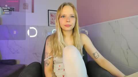 Snapshot of lucy__loy chatting on 11.21.25 Lucy online show from 11.21.25