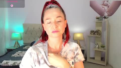 Snapshot of lucy_hot77 chatting on 10.02.25 Lucia online show from 10.02.25