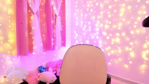 Snapshot of lucyy_peach chatting on 01.15.25 LUCYY FROM HOME  online show from 01.15.25