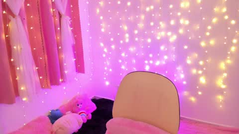 Snapshot of lucyy_peach chatting on 01.22.25 LUCYY FROM HOME  online show from 01.22.25