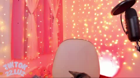 Snapshot of lucyy_peach chatting on 01.28.25 LUCYY FROM HOME  online show from 01.28.25