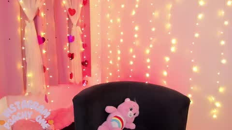 Snapshot of lucyy_peach chatting on 02.25.25 LUCYY FROM HOME  online show from 02.25.25