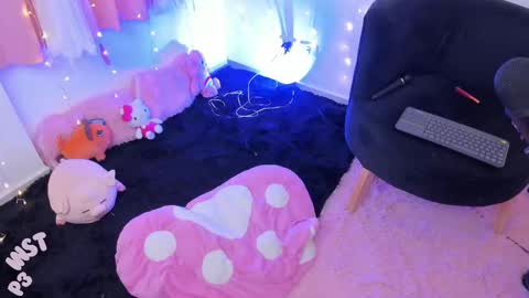 Snapshot of lucyy_peach chatting on 03.09.25 LUCYY FROM HOME  online show from 03.09.25